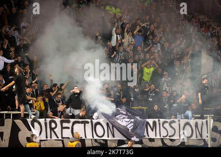 Les supporters de Charleroi photographiés lors d'un match de football entre Sporting Charleroi et KV Kortrijk, mardi 18 octobre 2022 à Kortrijk, le 13 e jour de la première division du championnat belge de la « Jupiler Pro League » 2022-2023. BELGA PHOTO VIRGINIE LEFOUR Banque D'Images