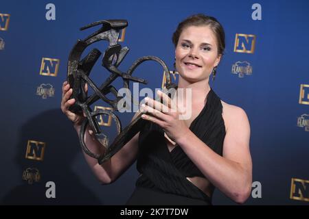 La Lotte Kopecky belge pose pour le photographe avec son prix à la cérémonie de remise des prix « Flandrien » pour le meilleur cycliste belge de la saison 2022, organisée par le journal « Het Nieuwsblad », à Bruges, le mardi 18 octobre 2022. BELGA PHOTO DAVID STOCKMAN Banque D'Images