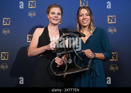 La paire belge Lotte Kopecky et Shari Bossuyt posent pour le photographe avec le prix flandrien à la cérémonie de remise du prix « Flandrien » pour le meilleur cycliste belge de la saison 2022, organisée par le journal « Het Nieuwsblad », à Bruges, le mardi 18 octobre 2022. BELGA PHOTO DAVID STOCKMAN Banque D'Images