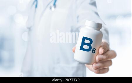 B6 vitamine, suppléments B pour la santé humaine. Le médecin recommande de prendre B6. Le médecin donne de la vitamine B. Vitamines et minéraux essentiels pour les humains. D Banque D'Images