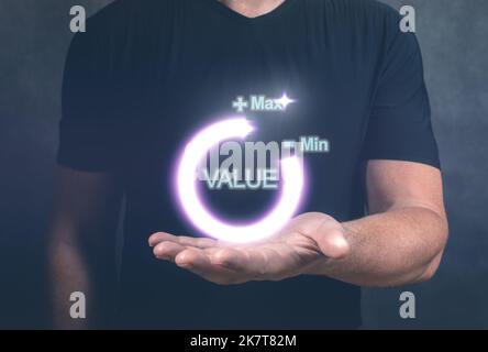 Valeur de croissance, valeur ajoutée ou concept de croissance de l'entreprise. Homme d'affaires tire vers le haut la barre de progression de cercle avec la valeur de mot sur fond de ton sombre. Banque D'Images