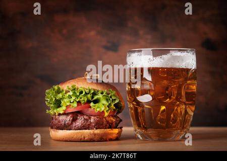 Verre à bière pression et hamburger. Avec espace de copie Banque D'Images