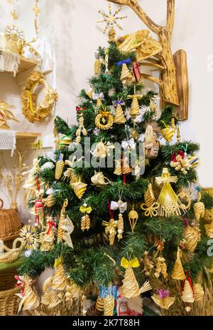 Sapin de Noël européen décoré de jouets en paille Banque D'Images