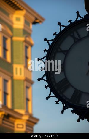 Horloge historique avec vue sur le centre-ville d'Eureka, Californie, États-Unis. Banque D'Images