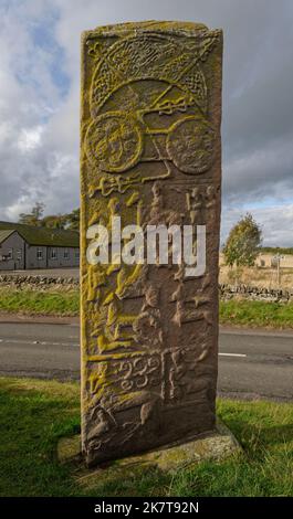 La Croix routière d'Aberlemno 3 pierres sculptées face est dans le village Angus d'Aberlemno. Banque D'Images