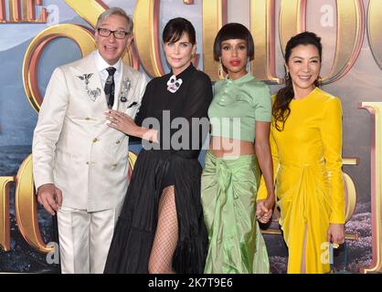 Paul Feig, Charlize Theron, Kerry Washington et Michelle Yeoh arrivent à la première Netflix de « The School for Good & Evil » qui s'est tenue au Regency Village Theatre de Westwood, Californie, sur 18 octobre 2022. © OConnor / AFF-USA.com Banque D'Images