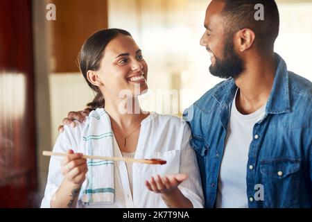 Je pense que vous avez dépassé vos limites. un couple cuisant ensemble à la maison. Banque D'Images