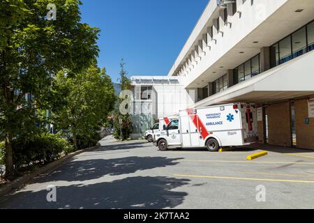 North Vancouver, Canada - 12 juillet, 2022 : une ambulance devant le service d'urgence de l'hôpital Lions Gate Banque D'Images