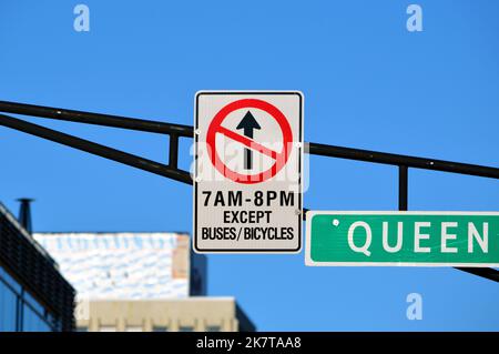 Pas d'entrée sauf panneaux routiers pour les autobus et les bicyclettes, Spring Garden Road, Halifax, Canada Banque D'Images