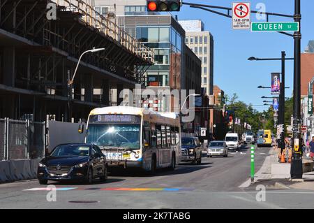 Circulation sur le chemin Spring Garden à Halifax le premier jour d'un projet pilote de transport en commun seulement, juillet 2022 Banque D'Images