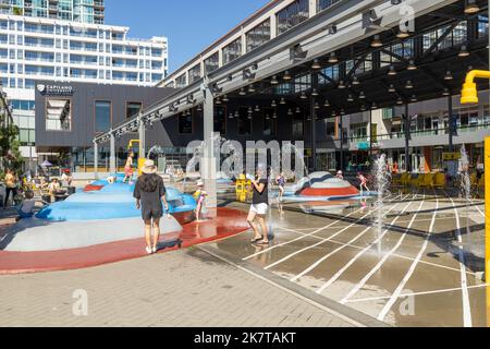 North Vancouver, Canada - 12 juillet, 2022 : le parc Splash Shipyards à North Vancouver Banque D'Images