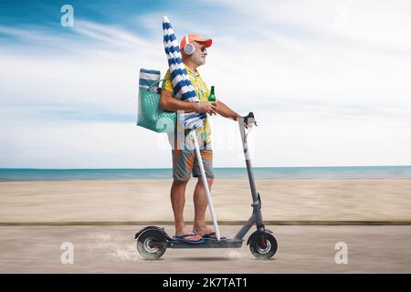 Heureux touriste senior à cheval un scooter électrique écologique et aller à la plage, la mer et la plage en arrière-plan Banque D'Images