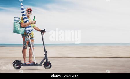 Heureux touriste senior à cheval un scooter électrique écologique et aller à la plage, la mer et la plage en arrière-plan Banque D'Images