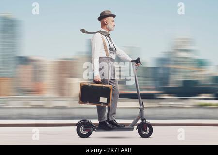 Voyageur et photographe de style vintage à bord d'un scooter électrique et portant des bagages, horizon de la ville en arrière-plan Banque D'Images