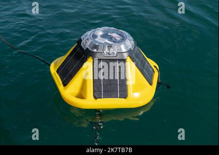 Konstanz, Allemagne. 12th septembre 2022. Une bouée à vagues de l'Université de Constance flotte à la surface du lac de Constance. Avec l'aide de la bouée à vagues, la force des vagues causées par les navires peut être mesurée. (À dpa « Full Power on full lakes - les plaisanciers ont-ils besoin de limites plus strictes ? ») Crédit : Silas Stein/dpa/Alay Live News Banque D'Images
