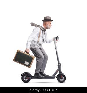 Voyageur et photographe de style vintage portant une valise et portant un scooter électrique, isolé sur fond blanc Banque D'Images