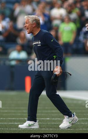 Seattle, WA, États-Unis. 16th octobre 2022. Pete Carroll, entraîneur-chef des Seahawks de Seattle, s'éfond devant ses joueurs sur le terrain lors d'un match de football de la NFL à Seattle, Washington. Sean Brown/CSM/Alamy Live News Banque D'Images