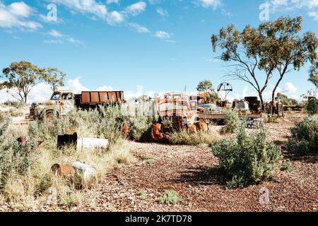 Voitures rouillées camions et autres objets dans le désert de l'Outback australien Banque D'Images