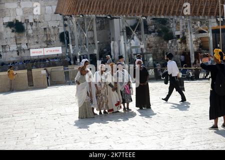 Femmes juives éthiopiennes prenant une photo de groupe sur la place du mur des lamentations dans le quartier juif de la vieille ville de Jérusalem. Banque D'Images