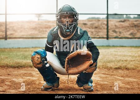 Baseball, attrape et sports avec homme sur le terrain à l'assiette des pichets pour les jeux, la forme physique et la santé dans le parc du stade. Casque, gant et uniforme avec athlète Banque D'Images