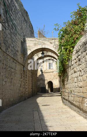 Marche dans le quartier arménien de la vieille ville de Jérusalem, Israël. Banque D'Images