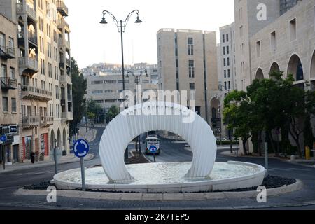 Une fontaine en forme de harpe de David sur la rue King David à Jérusalem, en Israël. Banque D'Images