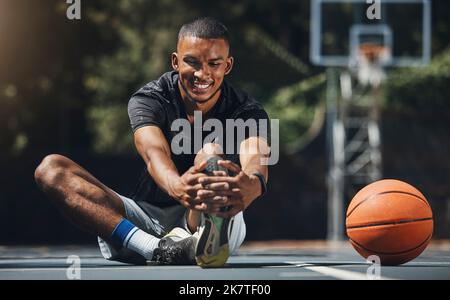 Entraînement, joueur de basket-ball et homme qui s'étire les jambes sur un terrain communautaire en plein air, l'énergie musculaire et la performance de jeu sportif sain. Heureux, fort et Banque D'Images