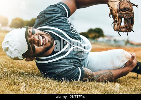 Joueur de baseball, blessures sportives et douleurs au genou avec l'athlète homme sur le terrain d'herbe pour l'ostéoporose de jambe et la fibromyalgie. Santé, blessé et homme avec Banque D'Images