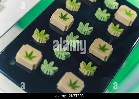 Chocolat au cannabis sous forme de feuilles de cannabis d'une agréable couleur verte. Photo de haute qualité Banque D'Images