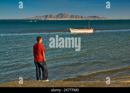 Jeune homme regardant Bahia de San Felipe de Malecon à San Felipe, Baja Californie, Mexique Banque D'Images