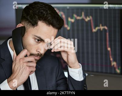 A souligné l'homme d'affaires au téléphone, négociant sur le marché boursier pendant une crise financière. Trader sur un marché baissier avec des actions en rupture. Crash du marché Banque D'Images