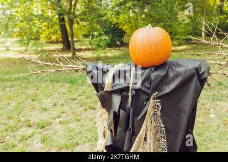 Halloween sorcière fracas avec tête de citrouille et décoration extérieure d'automne. Décor de cour et idées de décoration de vacances pour la fête. Mise au point sélective, espace de copie Banque D'Images