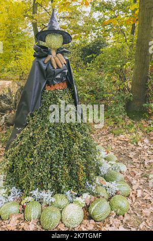 Halloween sorcière fracas avec tête de citrouille et chapeau automne décoration extérieure. Décor de cour et idées de fêtes. Mise au point sélective, espace de copie Banque D'Images