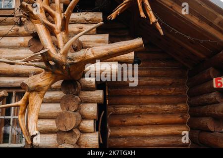 Belle maison en bois sculpté dans le village de rondins et de fermes Banque D'Images