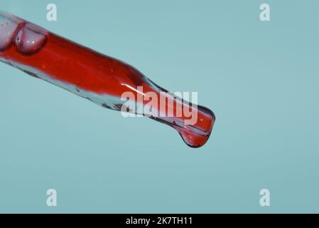 La goutte dans la pipette de sang. Le concept de développer un médicament pharmaceutique pour le traitement de maladies à l'aide de médicaments qui améliorent l'ADN. Photo de haute qualité Banque D'Images