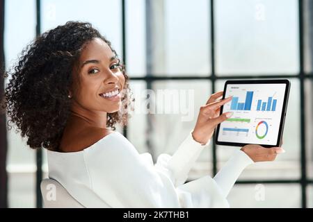 femme d'affaires souriante avec une tablette numérique regardant l'appareil photo. Banque D'Images