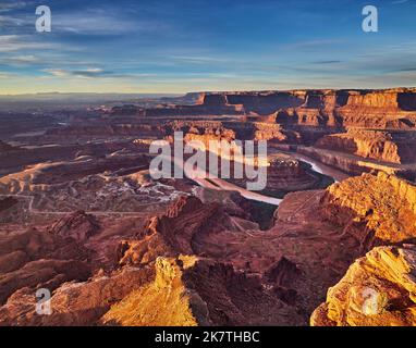 Lever du soleil à Dead Horse point, fleuve Colorado, Utah, États-Unis Banque D'Images