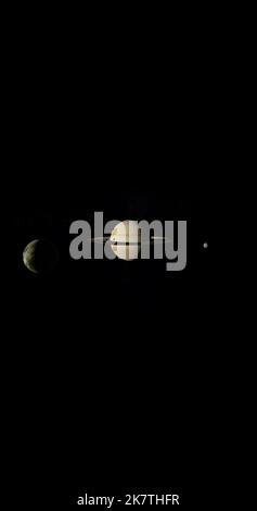 Dione, Enceladus et Mimas en orbite autour de la planète Saturne Banque D'Images