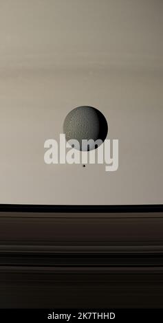 Epiméthée et Rhea en orbite autour de la planète Saturne Banque D'Images