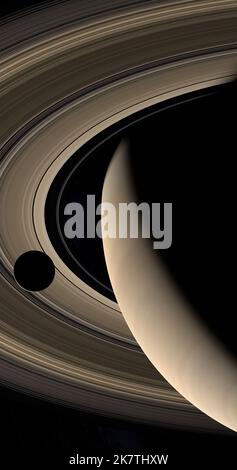 Lune ou satellite en orbite autour de la planète Saturne et ses anneaux dans l'espace Banque D'Images