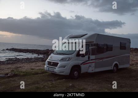 Parking campervan sur les rives de la mer de Norvège sur l'île Vestvågøya, dans l'archipel des Lofoten en Norvège. Banque D'Images