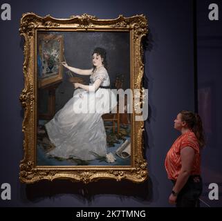 National Gallery, Londres, Royaume-Uni. 19 octobre 2022. Découvrez Manet et Eva Gonzalès à la Galerie nationale cet automne est la première exposition britannique conçue autour du portrait d'Eva Gonzalès (1870) par Édouard Manet (1832-1883). Considéré comme le père du modernisme et une figure de proue pour les impressionnistes, Manet n'avait qu'un élève formel, Eva Gonzalès. Crédit : Malcolm Park/Alay Live News Banque D'Images