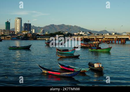 Bateaux de pêche dans le port de plaisance de Nha Trang, Viêt Nam Banque D'Images