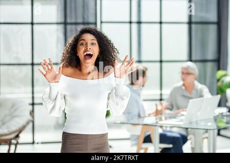 femme d'affaires surprise debout dans le bureau . Banque D'Images