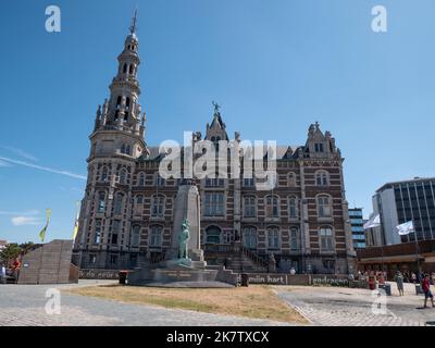 Anvers, Belgique, 24 juillet 2022, Bâtiment du service de pilotage avec le monument aux marins qui sont tombés pour la Belgique Banque D'Images