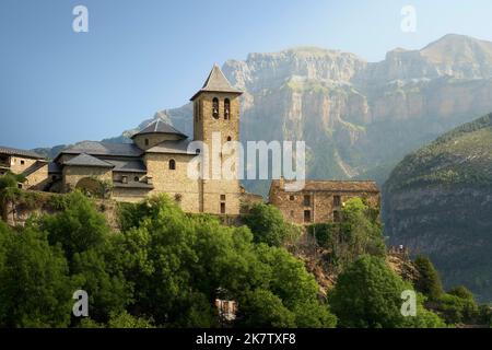 Église de San Salvador dans la ville de Torla-Ordesa avec les montagnes de Mondarruego en arrière-plan Banque D'Images