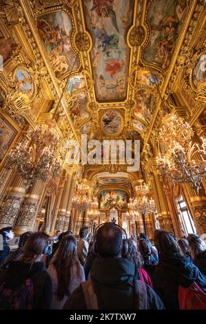 Paris (France) : l'Opéra Garnier et la galerie du Grand foyer avec son plafond peint par Paul Baudry. Touristes avec audioguides et casque Banque D'Images