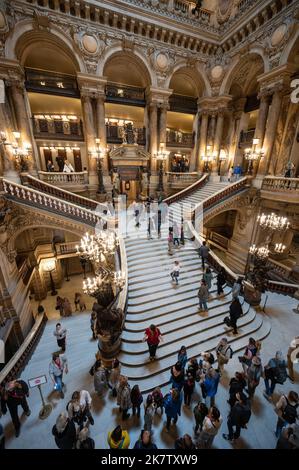 Paris (France) : grand escalier de l'Opéra Garnier et des touristes. Bâtiment classé monument historique national (document historique français) Banque D'Images