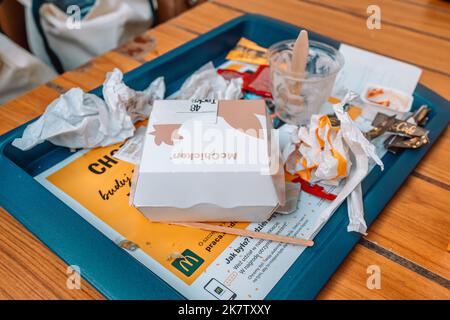 Cracovie, Pologne - 25 août 2022 : un service de messagerie Uber non identifié dans la rue de Cracovie, en Pologne. Livraison de nourriture, de produits Banque D'Images