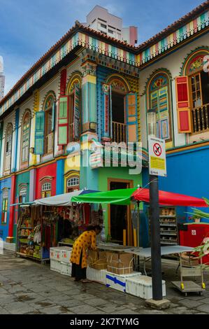 Trader indien devant la maison Tan Teng Niah, Little India, Singapour Banque D'Images